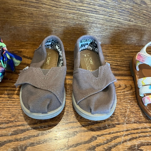 🔆Bundle of 7 Pairs of Size 6T Shoes - Picture 3 of 8